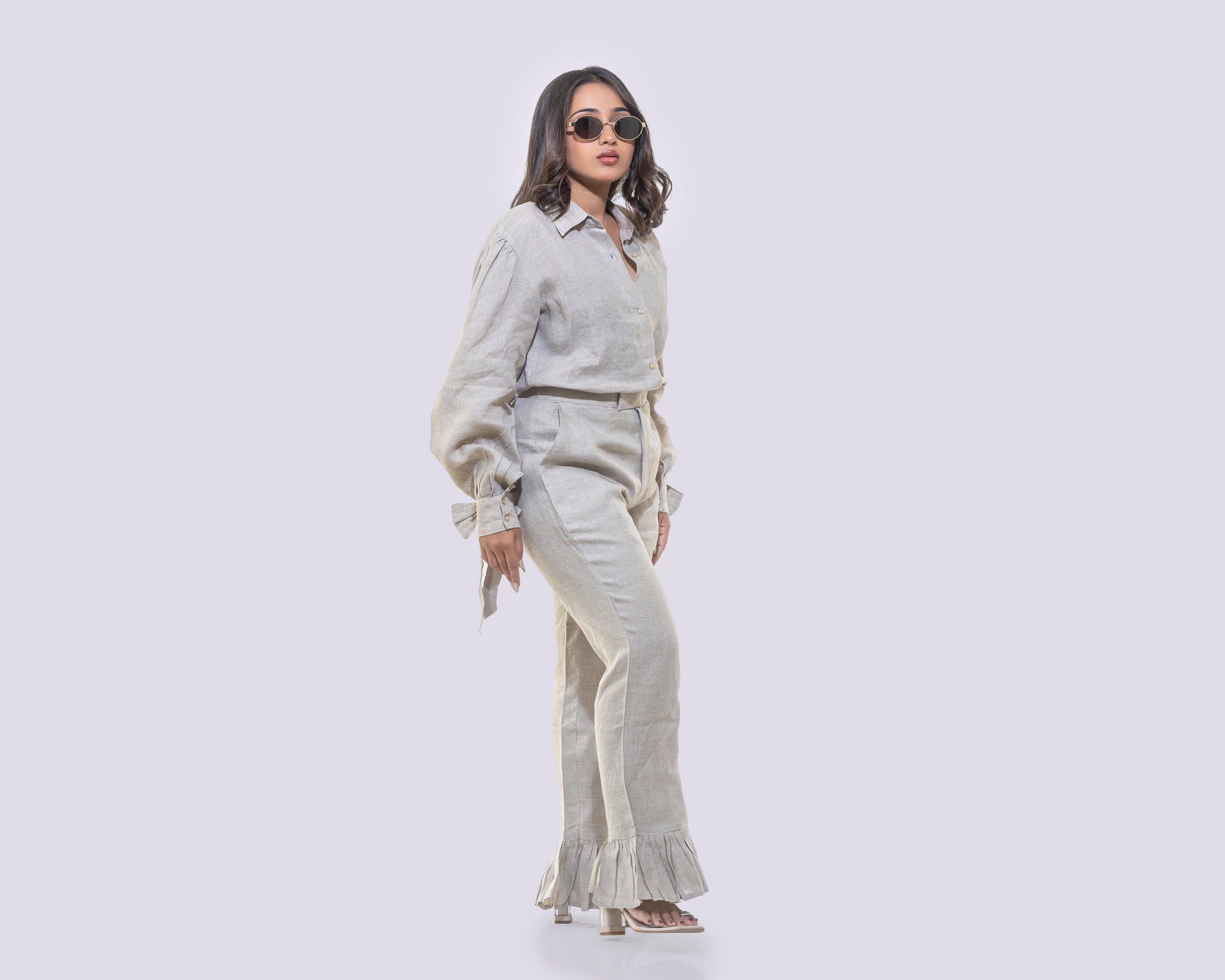 Beige linen pants with bottom frill